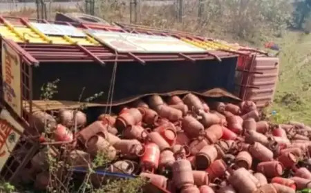 Nimdih Accident : नीमडीह में 360 गैस सिलेंडरों से लदा ट्रक खेत में पलटा, बाल-बाल बची चालक की जान