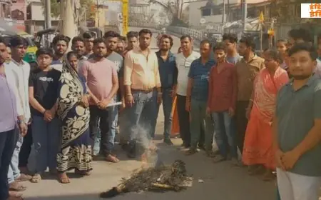 Jamtara Death : जामताड़ा सदर अस्पताल में 3 साल के अंशु ने तोड़ा दम, भड़के लोगों ने फूंका स्वास्थ्य मंत्री का पुतला