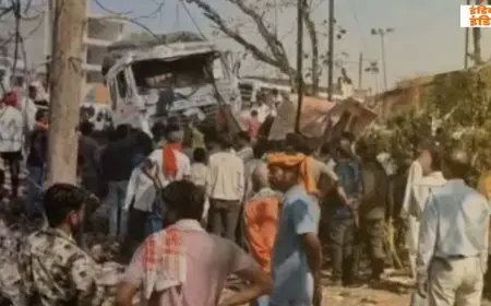 Hazaribagh Tragedy : हजारीबाग में बेकाबू ट्रेलर ने बस और टेंपो को रौंदा, फल दुकान में घुसा वाहन, एक की मौत और 5 घायल