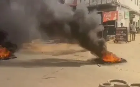 Deoghar Murder : देवघर में युवक की सिर कटी लाश मिलने से सनसनी, सड़क पर आगजनी और भारी बवाल