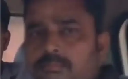 Adityapur Raid:  गम्हरिया ब्लॉक में बोलेरो के अंदर नोट गिनते धराया विनय तिवारी, एसीबी की टीम ने फिल्मी अंदाज में दबोचा