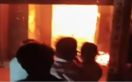 Koderma Fire: कोडरमा के फर्नीचर गोदाम में भीषण आग, हाई टेंशन तार ने मचाई तबाही, 50 लाख की संपत्ति जलकर राख