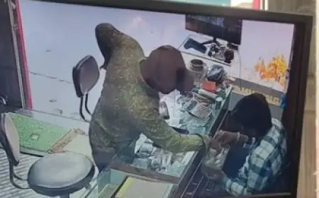 Jewelry Theft : जमशेदपुर में ज्वेलरी दुकान से 23 लाख का सोना पार, बातों में उलझाकर डिब्बा ले उड़ा शातिर चोर, सीसीटीवी में कैद हुई वारदात