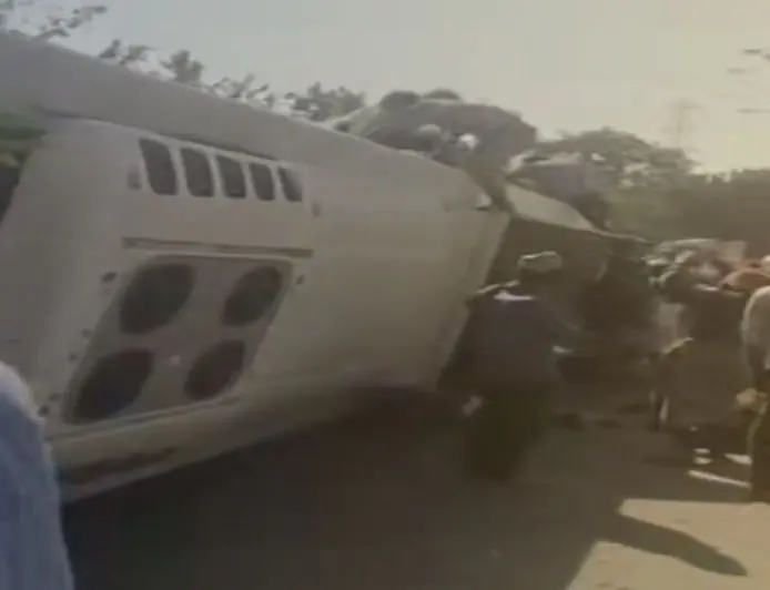 Chatra Accident:  टायर फटते ही बेकाबू होकर पलटी स्लीपर बस, गया से रायपुर जा रहे 12 यात्री लहूलुहान