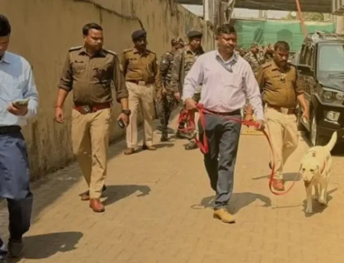 Ranchi Terror :  रांची पासपोर्ट ऑफिस को उड़ाने की धमकी, गैलेक्सिया मॉल में मचा हड़कंप, भारी पुलिस बल और डॉग स्क्वायड तैनात