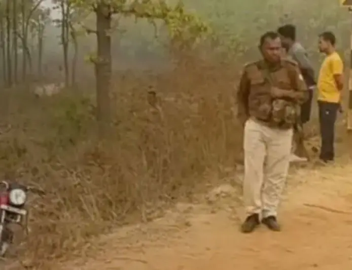 Dhalbhumgarh Death :  धालभूमगढ़ में बाइक के नीचे दबा मिला मछली विक्रेता का शव, शुडगि हाट से लौटते वक्त हुआ हादसा या साजिश?