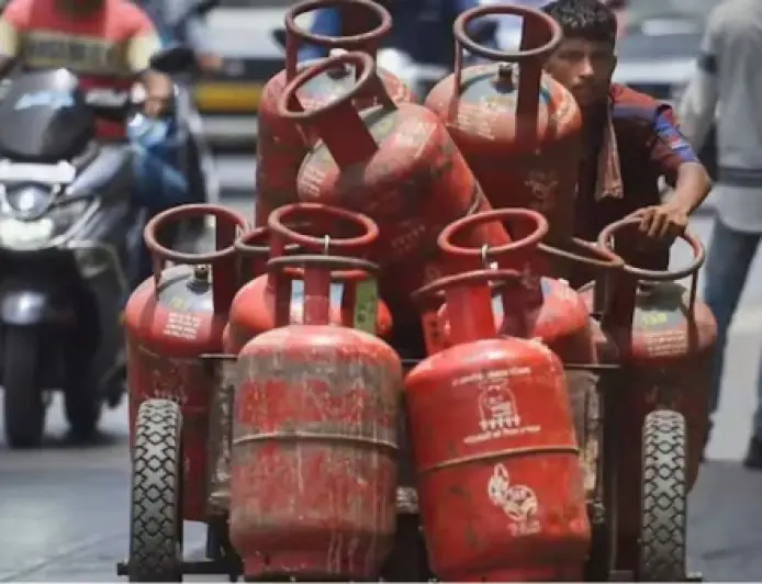 LPG Update : घरेलू गैस सिलेंडर की बुकिंग अब 25 दिन बाद ही होगी, सरकार ने जमाखोरी रोकने को उठाया सख्त कदम