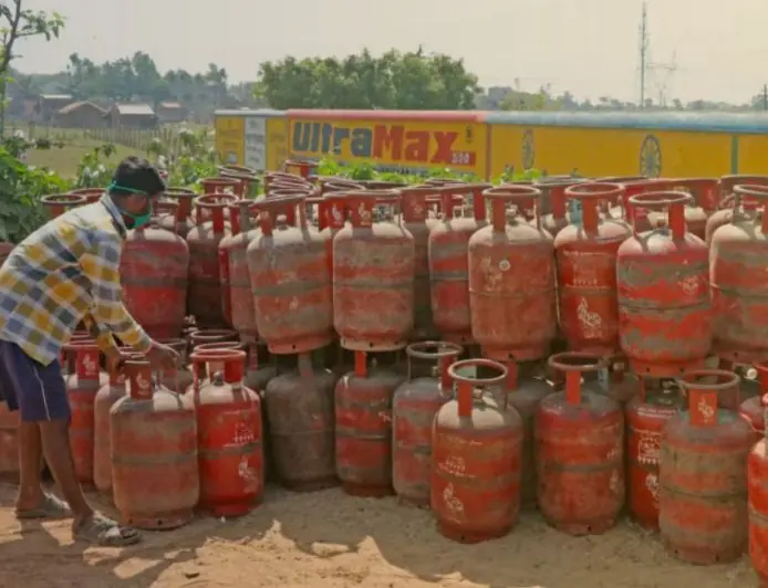Gas Crisis : ईरान युद्ध से भारत में गैस हाहाकार, सात राज्यों में कॉमर्शियल सप्लाई बंद, जमाखोरी रोकने को सख्त कानून लागू