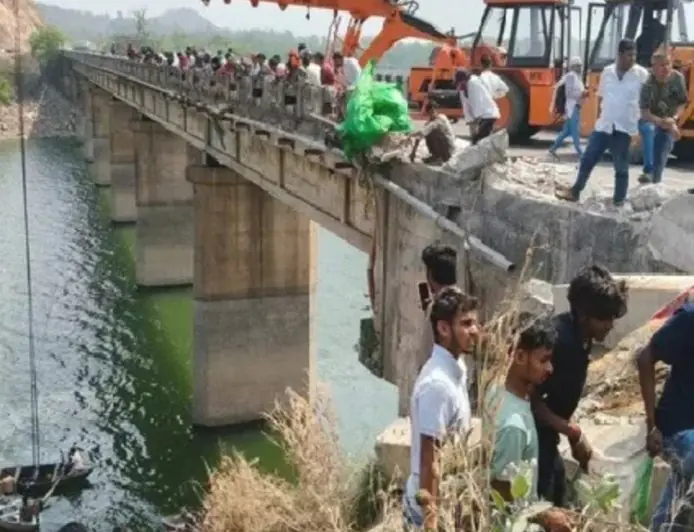 Hazaribagh  Rescue: खौफनाक मंजर, बरही में रेलिंग तोड़ डैम में समाया मछली लदा ट्रक, पाइप के सहारे लटककर बची खलासी की जान