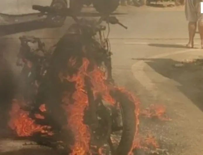 Ranchi Blast : रांची में धू-धू कर जली यामाहा FZ, धमाकों से दहला कडरू इलाका, स्कूल के पास मची भारी अफरा-तफरी