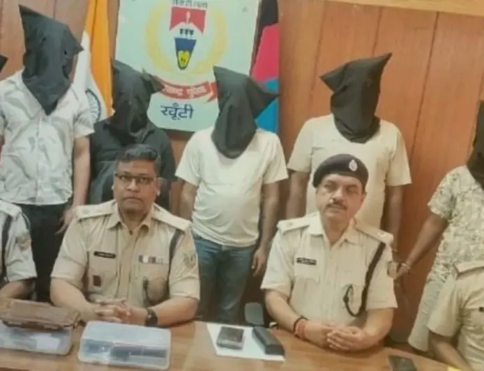 Khunti Arrest: खूंटी में PLFI के नाम पर लेवी वसूलने वाले 6 गुर्गे गिरफ्तार, XUV कार और पिस्टल के साथ रंगे हाथों दबोचे