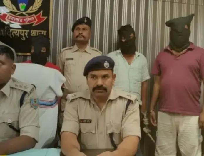 Adityapur Arrest: आदित्यपुर में ऑटो सवार 4 अपराधी हथियार के साथ दबोचे गए, बड़ी वारदात की फिराक में था गिरोह