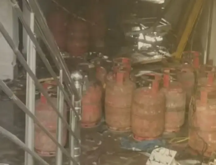 Medininagar Blast:  मेदिनीनगर के बैरिया चौक पर अवैध गैस गोदाम में धमाका, 4 कर्मचारी झुलसे