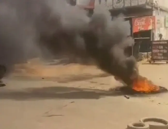 Deoghar Murder : देवघर में युवक की सिर कटी लाश मिलने से सनसनी, सड़क पर आगजनी और भारी बवाल