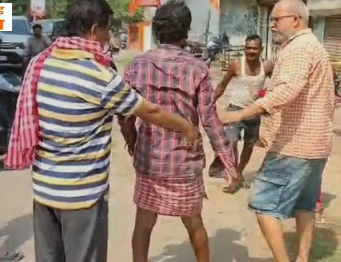 Seraikela Incident: दबंगई बरसी: आरआईटी क्षेत्र में शराबी का नंगा नाच, पैसे न देने पर फल विक्रेता को सरेराह लहूलुहान किया, तमाशबीन बनी रही भीड़
