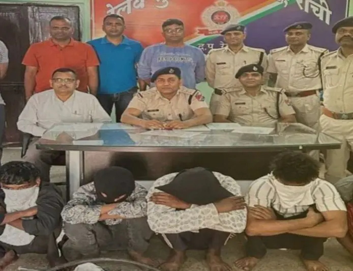 Ranchi Raid: रांची रेल मंडल में केबल काटते 5 शातिर रंगे हाथ गिरफ्तार, आरपीएफ ने खंडहर क्वार्टर में घेराबंदी कर दबोचा