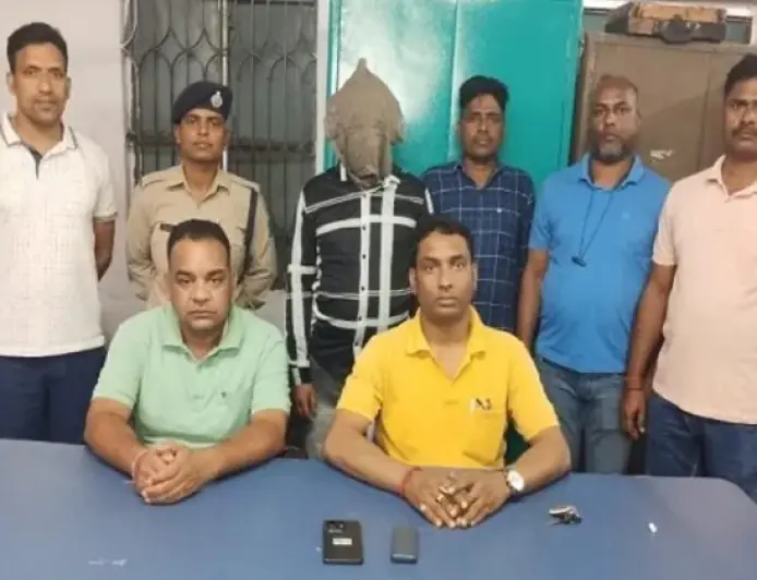Tatanagar Arrest :  टाटानगर स्टेशन पर 'ऑपरेशन यात्री सुरक्षा' का बड़ा धमाका, राउरकेला का शातिर मोबाइल लुटेरा रंगेहाथ गिरफ्तार