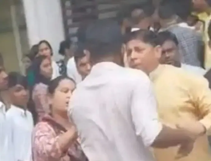 Bistupur Clash : बिष्टुपुर के रामदास भट्ठा में अपनों के बीच खूनी संघर्ष, लाठी-डंडों से हुआ हमला, वीडियो वायरल होने से मचा हड़कंप