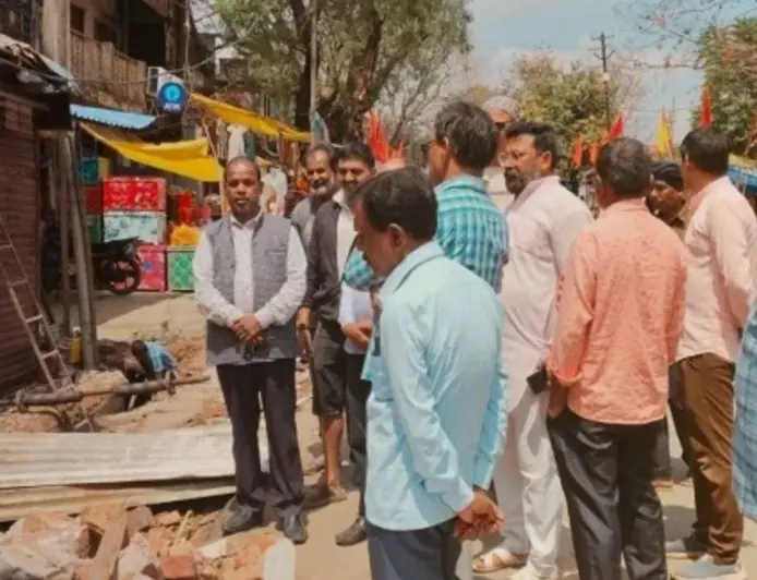 Khunti Crash : खूंटी में बिना ड्राइवर के काल बना ट्रेलर, मुरहू चौक पर 5 दुकानों को रौंदा, मलबे में तब्दील हुआ लाखों का सामान