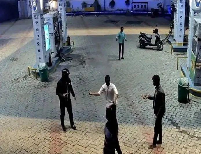 Ranchi Robbery : रांची में 6 नकाबपोशों का तांडव, पिस्टल की नोक पर पेट्रोल पंप से उड़ाए हजारों, स्कूटी से आए बदमाशों ने मचाया कोहराम