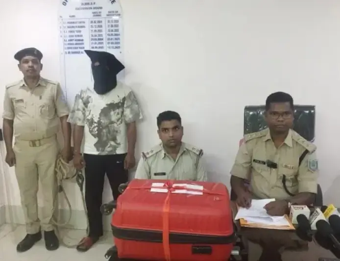 Ulidih Raid: जमशेदपुर के उलीडीह में प्रतिबंधित कोरेक्स कफ सिरप का जखीरा बरामद, कोलकाता से लाया गया था माल, जीशान अहमद गिरफ्तार