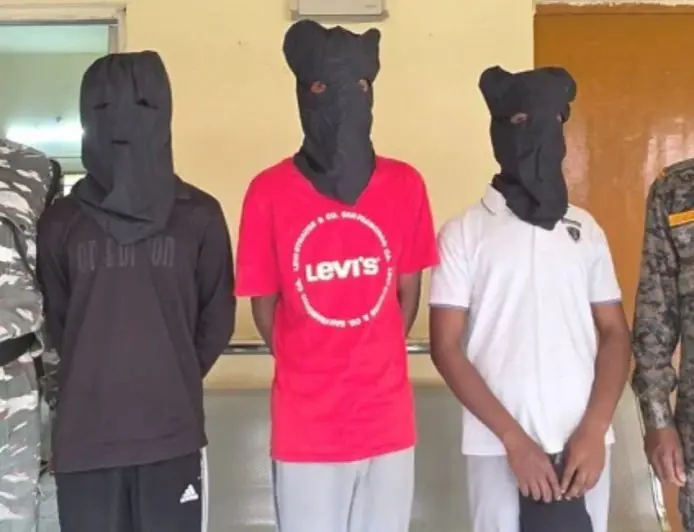 Ranchi Loot : रांची में बेसुध युवक को लूटने वाले तीन दोस्त गिरफ्तार, S23 अल्ट्रा और एक्सेस स्कूटी बरामद, फर्जी नंबर प्लेट का खेल खत्म