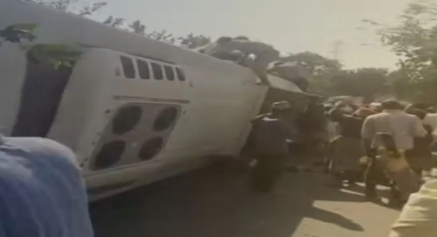 Chatra Accident:  टायर फटते ही बेकाबू होकर पलटी स्लीपर बस, गया से रायपुर जा रहे 12 यात्री लहूलुहान
