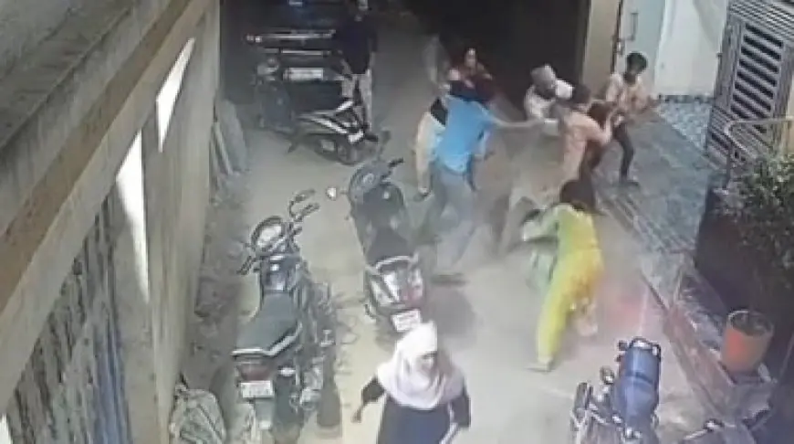 Mango Clash: मानगो में बवाल, घर के सामने गाड़ी खड़ी करने पर भिड़े सगे संबंधी, थप्पड़ चलते ही सड़क पर बहा खून