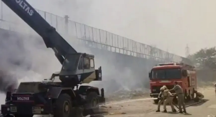 Telco Fire: रामाधीन बागान के पास झाड़ियों में लगी भीषण आग, धूं-धूं कर जलने लगी 'वोल्टास' क्रेन