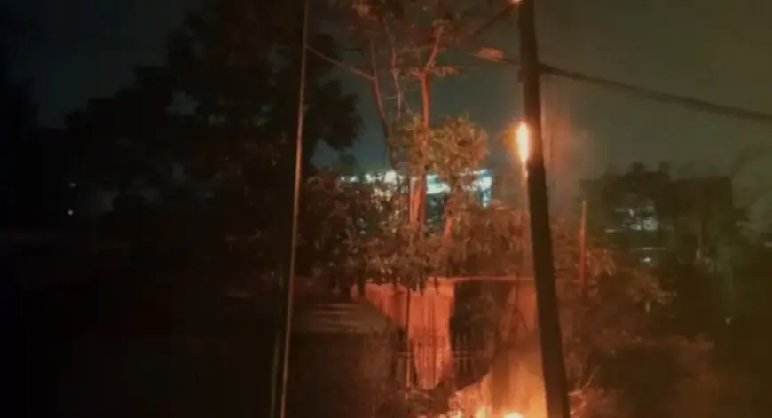 Adityapur Fire: भयानक लपटें: आदित्यपुर में तड़के 4 बजे बरपा 11 हजार वोल्ट का कहर, जलकर खाक हुई दुकान, लाखों का सामान राख