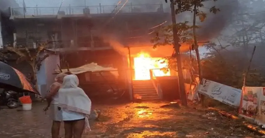 Palamu Fire :  पलामू में जलकर खाक हुई किराना दुकान, तड़के 10 लाख का सामान राख, 2 डीप फ्रीजर भी जले