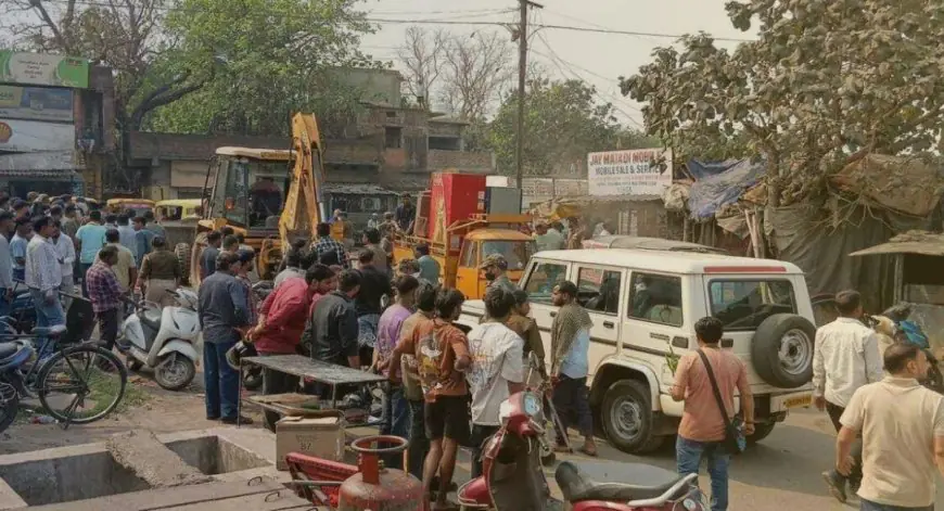 Jamshedpur Action : मनीफीट चौक पर दर्जन भर दुकानें जमींदोज, सामान निकालने तक की मोहलत नहीं, दलालों और अफसरों के 'गंदे खेल' पर भड़के लोग