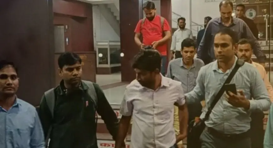 Dhanbad Raid: CBI : धनबाद रेल मंडल के बड़े साहब 50 हजार घूस लेते गिरफ्तार, DRM ऑफिस में मची खलबली, 45 लाख के बिल का था खेल