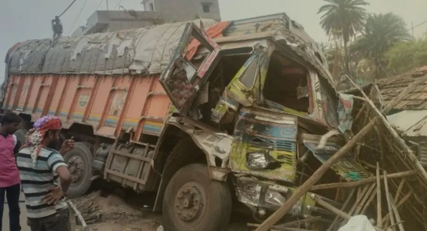 Chaibasa Crash: चाईबासा में पोल्ट्री दुकान में घुसा अनियंत्रित ट्रक, एनएच-220 पर आधी रात को मचा तांडव, मलबे में तब्दील हुई दुकान