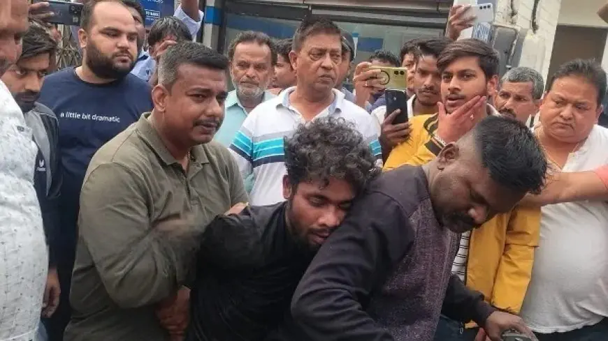 Chaibasa Panic :  चाईबासा के आमला टोला में छत पर चढ़ा सनकी चोर, पत्थरबाजी से मचाई भगदड़, छतों पर कुदते हुए पुलिस को छकाया