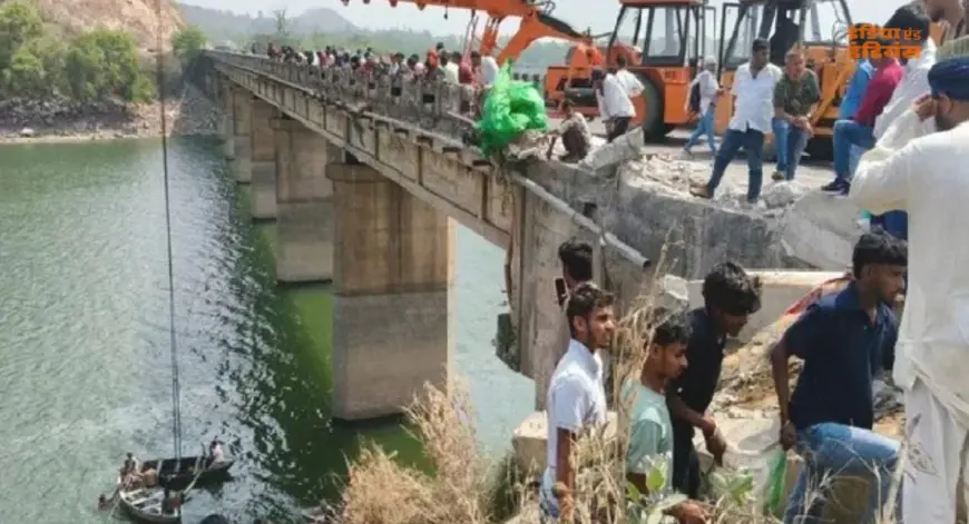 Hazaribagh  Rescue: खौफनाक मंजर, बरही में रेलिंग तोड़ डैम में समाया मछली लदा ट्रक, पाइप के सहारे लटककर बची खलासी की जान