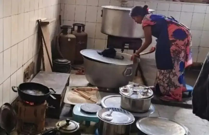 Jamshedpur Sadar Hospital : खासमहल सदर अस्पताल में लकड़ी-कोयले पर पक रहा मरीजों का भोजन, गैस आपूर्ति ठप होने से मची अफरा-तफरी