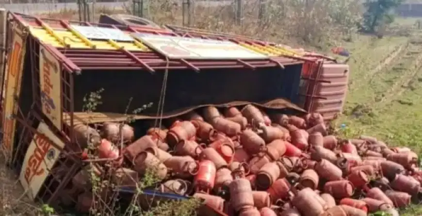 Nimdih Accident : नीमडीह में 360 गैस सिलेंडरों से लदा ट्रक खेत में पलटा, बाल-बाल बची चालक की जान