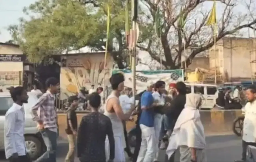 Sakchi Clash:  साकची संजय मार्केट में दो गुट भिड़े, जमकर चले लात-घूंसे, बीच-बचाव करने आए पत्रकार से भी बदसलूकी