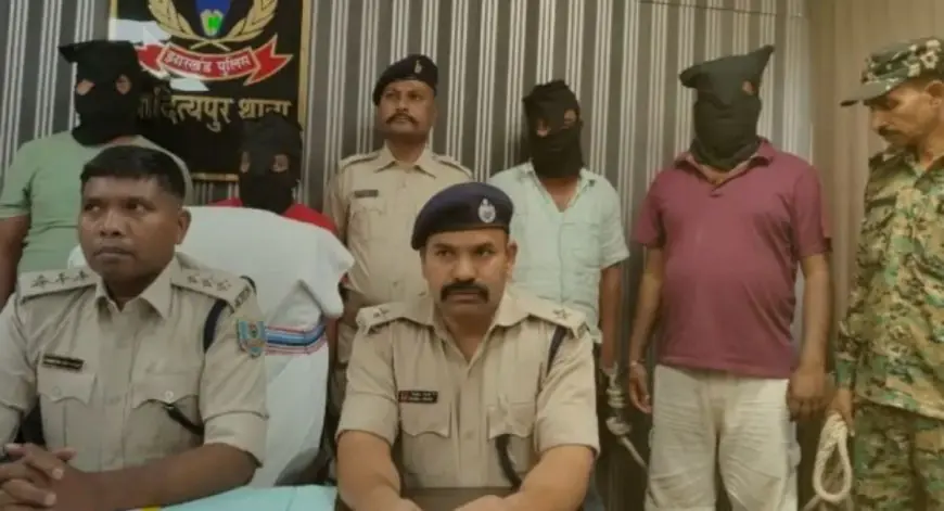 Adityapur Arrest: आदित्यपुर में ऑटो सवार 4 अपराधी हथियार के साथ दबोचे गए, बड़ी वारदात की फिराक में था गिरोह