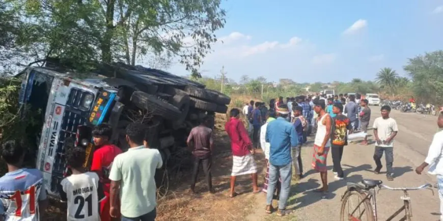 Potka Crash : हल्दीपोखर में कार को घसीटता ले गया हाईवा, ईद की खुशियां मातम में बदली, टाटा-ओडिशा मार्ग पर भारी बवाल