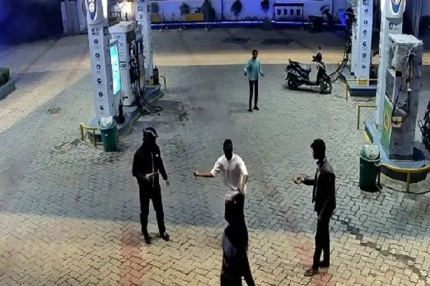 Ranchi Robbery : रांची में 6 नकाबपोशों का तांडव, पिस्टल की नोक पर पेट्रोल पंप से उड़ाए हजारों, स्कूटी से आए बदमाशों ने मचाया कोहराम