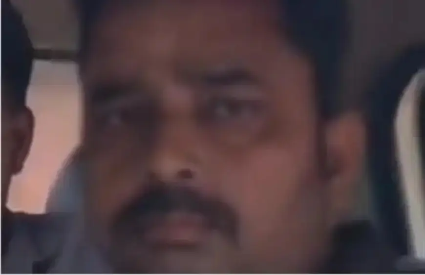 Adityapur Raid:  गम्हरिया ब्लॉक में बोलेरो के अंदर नोट गिनते धराया विनय तिवारी, एसीबी की टीम ने फिल्मी अंदाज में दबोचा