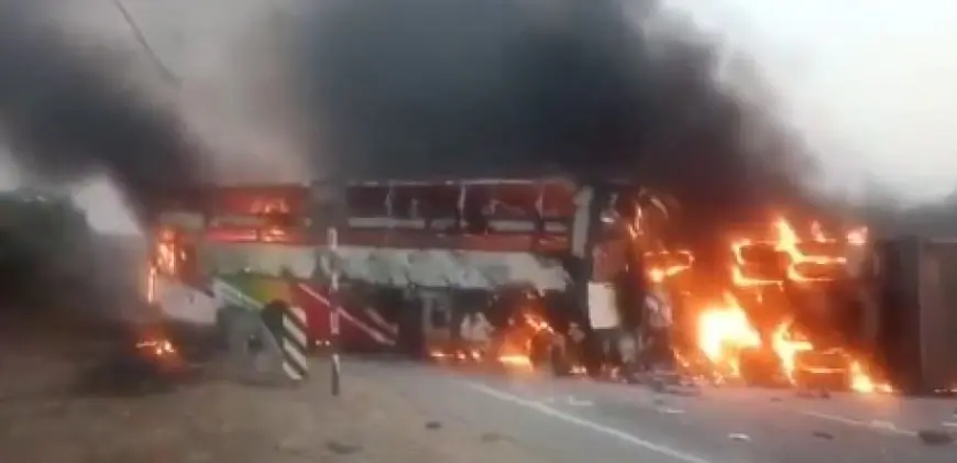 Andhra Pradesh Bus Accident : आंध्र प्रदेश में निजी बस और टिपर की टक्कर के बाद लगी आग, 14 यात्री जिंदा जले, खदान के पास मची भारी तबाही