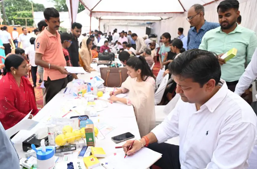 Health Camp: जमशेदपुर में मेगा स्वास्थ्य शिविर का आयोजन, 600 से अधिक मरीजों की जांच, शहर के 13 दिग्गज डॉक्टरों ने दी सेवा