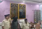 Simdega Liquor Bust: सिमडेगा में 196 बोतल अवैध शराब के साथ फरार आरोपी गिरफ्तार, घर और दुकान में बना रखा था गोदाम