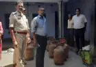 Chaibasa Raid: चाईबासा के मधु बाजार में प्रशासन का बड़ा एक्शन, घरेलू सिलेंडरों की रीफिलिंग और कालाबाजारी का भंडाफोड़