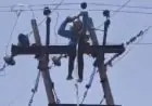 Jharia Electrician Fall Mystery: पोल पर मरम्मत के दौरान गिरे श्याम सुंदर, करंट या लू—दो थ्योरी हुईं जहमत, आंदोलन की चेतावनी