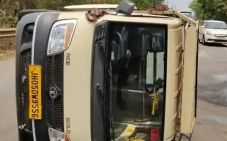 Seraikela Accident: सरायकेला में थिनर लदी पिकअप वैन पलटी, सड़क पर बिछा मौत का जाल, ज्वलनशील पदार्थ फैलने से मची चीख-पुकार