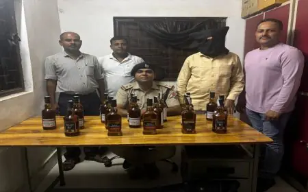 Ranchi Action: रांची रेलवे स्टेशन पर 'ऑपरेशन सतर्क' का धमाका, पटना के 72 वर्षीय बुजुर्ग के बैग से निकलीं शराब की बोतलें